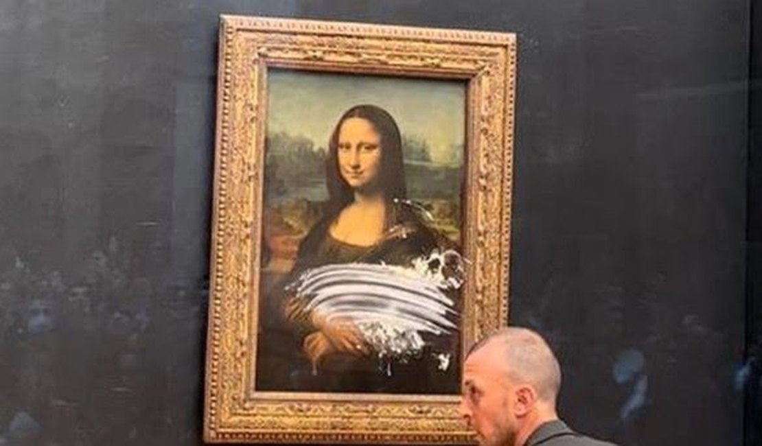 Quadro da Mona Lisa é atacado por visitante no Louvre