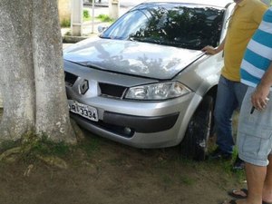 Condutor bate em árvore na Avenida Ceci Cunha