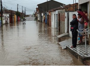 Em Penedo, chuvas provocam alagamento e derrubam telhado de residência