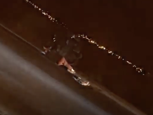 [Vídeo] Homens com sinais de embriaguez caem de moto na AL-220 em Arapiraca
