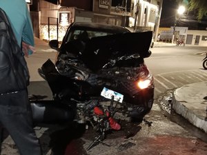 Motociclista fica ferido após colisão com carro no Centro de Arapiraca