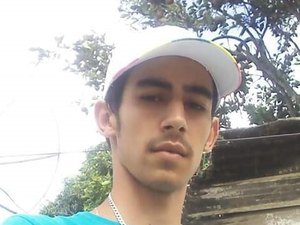 Garoto de apenas 18 anos é executado a tiros enquanto bebia com amigos