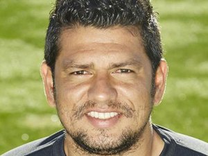 Ex-lateral do ASA leiloa medalha e camisas para ajudar em tratamento de sobrinha