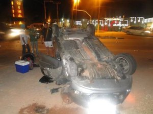 Colisão em frente ao shopping provoca capotamento de veículo