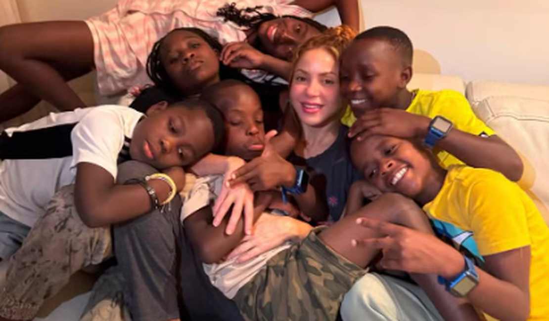 Shakira homenageia crianças do Ghetto Kids: 'Amo vocês como se fossem meus filhos'