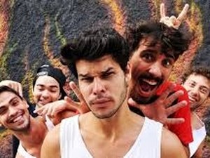 'Parecia que via meu filho', diz mãe de Dinho em 'O Musical Mamonas'