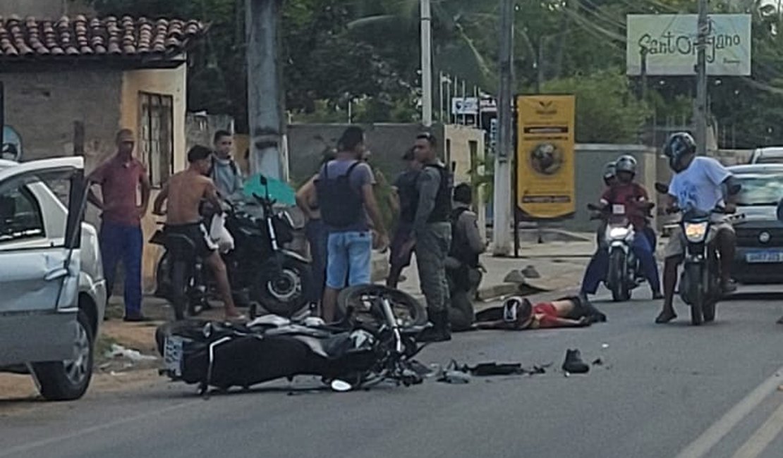 [Vídeo] Motociclista fica ferido após colidir contra carro no bairro Riacho Doce