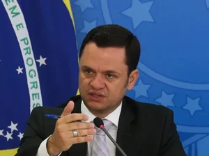 Ministro da Justiça manda PF investigar vídeo que encena atentado contra Bolsonaro