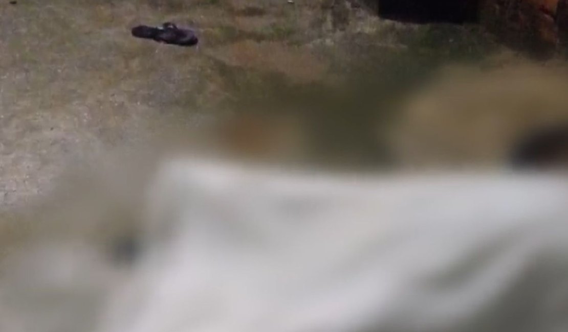 Homem sai de casa para atender ligação e é assassinado a tiros no Guaxuma