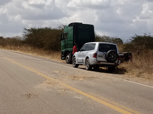 [Vídeo] Carro fica destruído após colisão contra carreta no Sertão de Alagoas