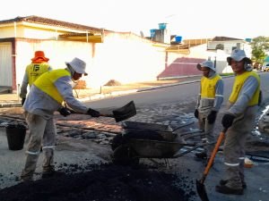 Prefeitura recupera pontos críticos da malha viária no centro de Arapiraca
