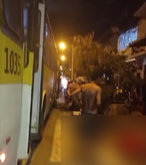 Duas pessoas ficam feridas após acidente entre moto e ônibus em Maceió