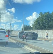 Carro perde controle, derruba poste e capota no Eixo Quartel, em Maceió