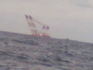 Plataforma petrolífera é rebocada no mar de Maragogi