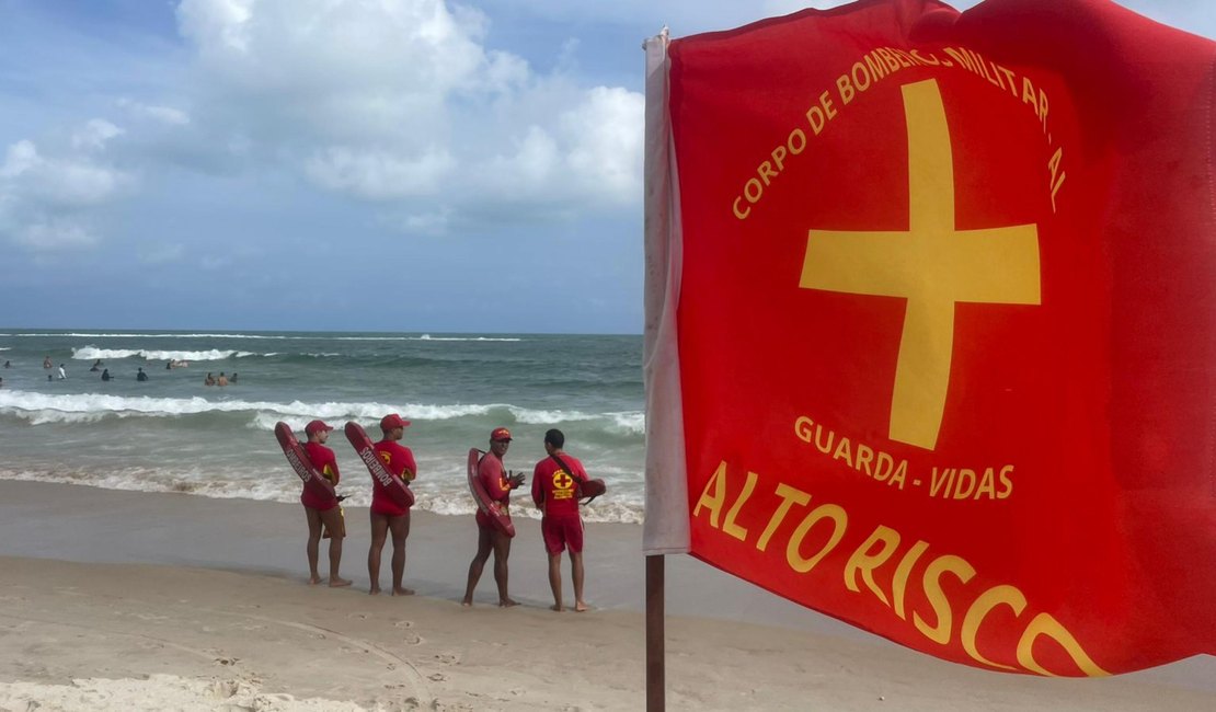 Guarda-vidas resgatam seis pessoas em menos de meia hora na Praia do Francês