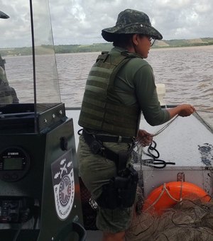 Polícia Militar apreende quase um quilômetro de redes de pesca irregular na Lagoa Mundaú