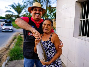 Prefeito Gilberto Gonçalves retoma tradicional entrega de peixes da Semana Santa