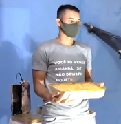 Leilão de lasanha feito por padre na rede é a live que o Brasil precisava