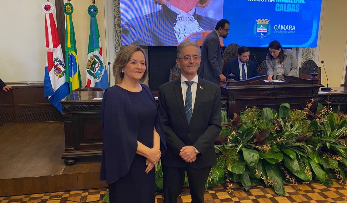 [Vídeo] Ministra do STJ Marluce Caldas recebe título de cidadã honorária de Maceió
