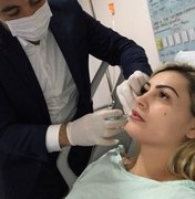 Andressa Urach mostra procedimento no rosto e faz mistério: 'Me preparando'