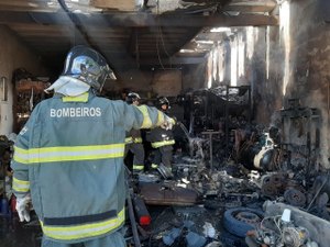 Incêndio destrói oficina mecânica na Avenida Gustavo Paiva