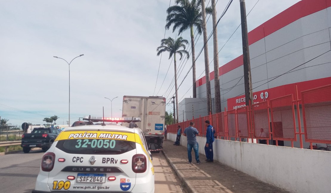 Colisão traseira entre caminhão e carro de passeio é registrada em Arapiraca