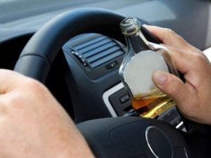 Condutor embriagado se envolve em acidente, desacata agentes da SMTT e é preso