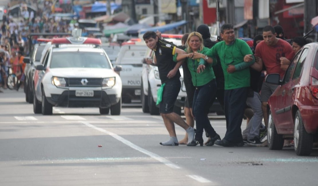 Assaltantes invadem loteria, fazem reféns e morrem após troca de tiros, em Manaus