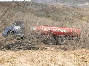 Caminhão-pipa desgovernado deixa duas pessoas feridas em Pão de Açúcar