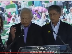 Com leitura bíblica, o apresentador Cid Moreira emociona velório da Chapecoense