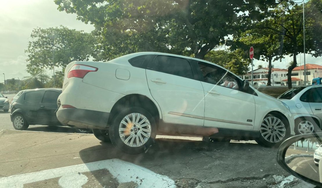 Após acidente, carro sobe em canteiro da rotatória do Jaraguá