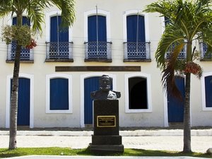 Secretário é investigado por empregar irmã que morava no exterior e recebia sem trabalhar