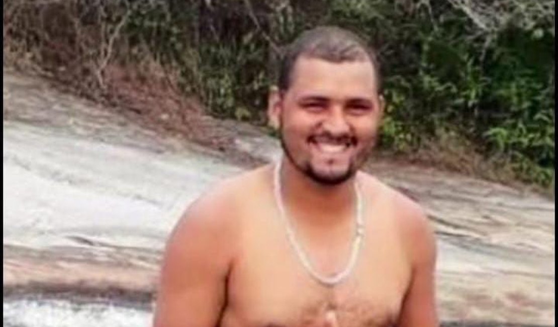 Homem morre após moto parar embaixo de carreta na BR-101 em Novo Lino