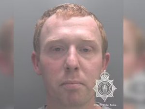 Homem de 32 anos é preso após ser 'amamentado' por mulher de 60 em local público