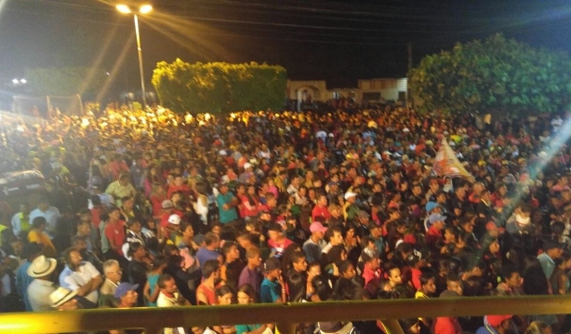 Multidão lota praça durante comício e reafirma apoio a candidatura de Erasminho