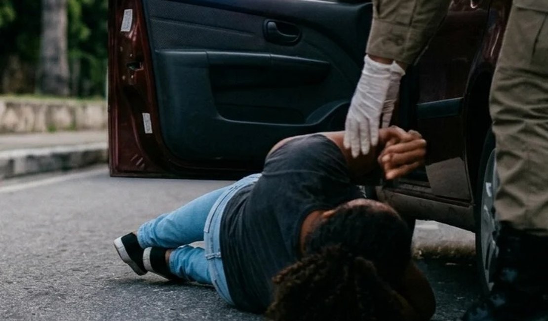 Homem é preso após empurrar companheira de carro em movimento em Maceió