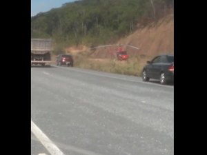 [Vídeo] Três veículos capotam após derramamento de brita na AL-210 