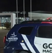 Estrutura usada para consumo de drogas é demolida na Ponta da Terra, em Maceió