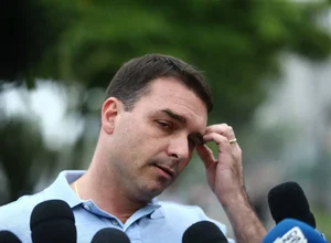 Flávio Bolsonaro pede desfiliação do PSL a quem quiser continuar no governo Witzel
