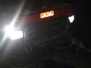 Carreta com fertilizantes tomba na BR-101 e condutor morre no local 