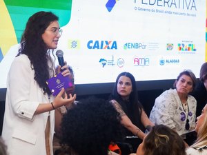 Teca Nelma palestra na Caravana Federativa ao lado de Ministra do Lula