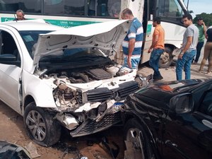 [Vídeo] Acidente envolvendo um ônibus e três carros de passeio é registrado no trecho urbano da AL 220