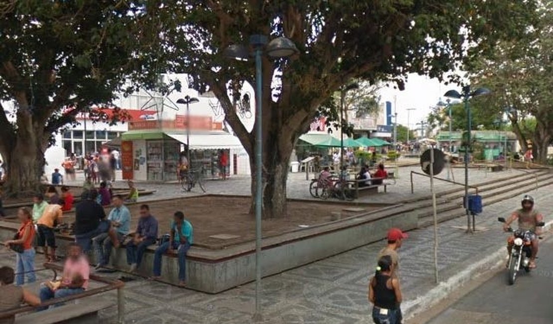 Homem é esfaqueado na Praça Marques da Silva, em Arapiraca