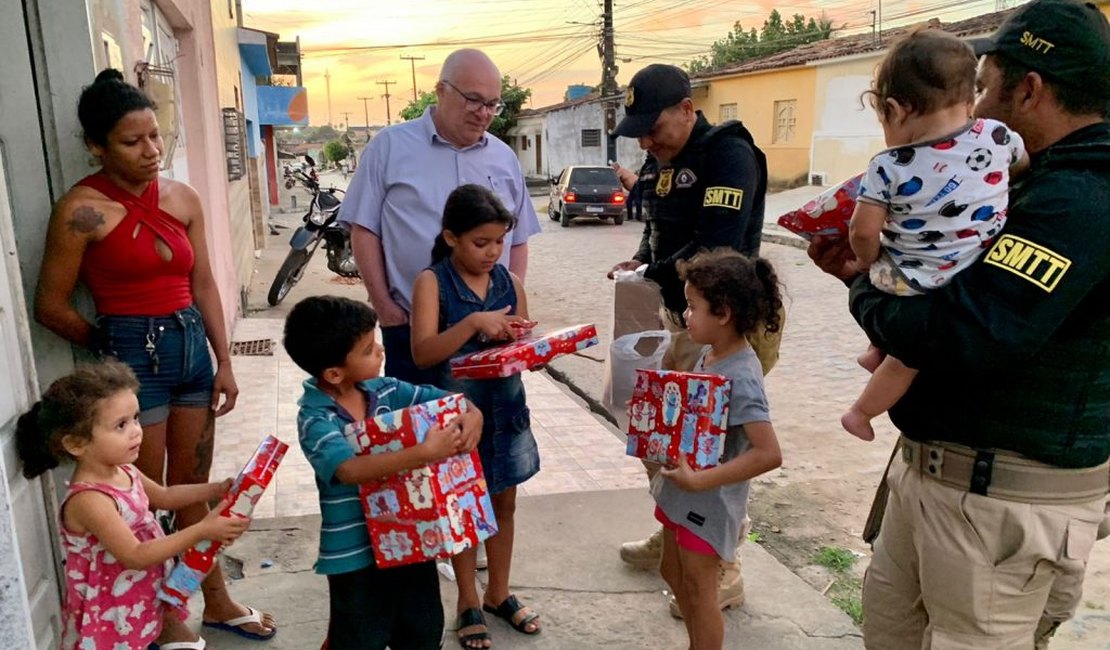 Agentes de trânsito doam brinquedos para crianças em Arapiraca