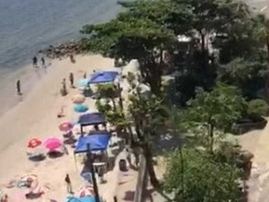 Tiroteio mata um e fere dois em praia no litoral 