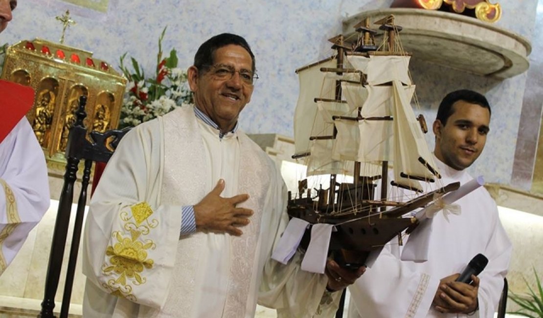 Fiéis lotam Concatedral para homenagear Padre Murilo