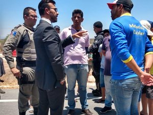 [Vídeo] Servidores da prefeitura de Ouro Branco protestam por falta de pagamento 