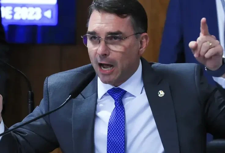 Anotações de Flávio Bolsonaro dão prazo até 15 de março para decisão de JHC