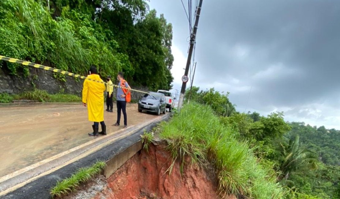 Fortes chuvas: Defesa Civil interdita parcialmente ladeira de Fernão Velho