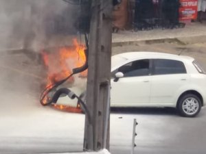 Carro pega fogo e assusta moradores no Conjunto José Tenório